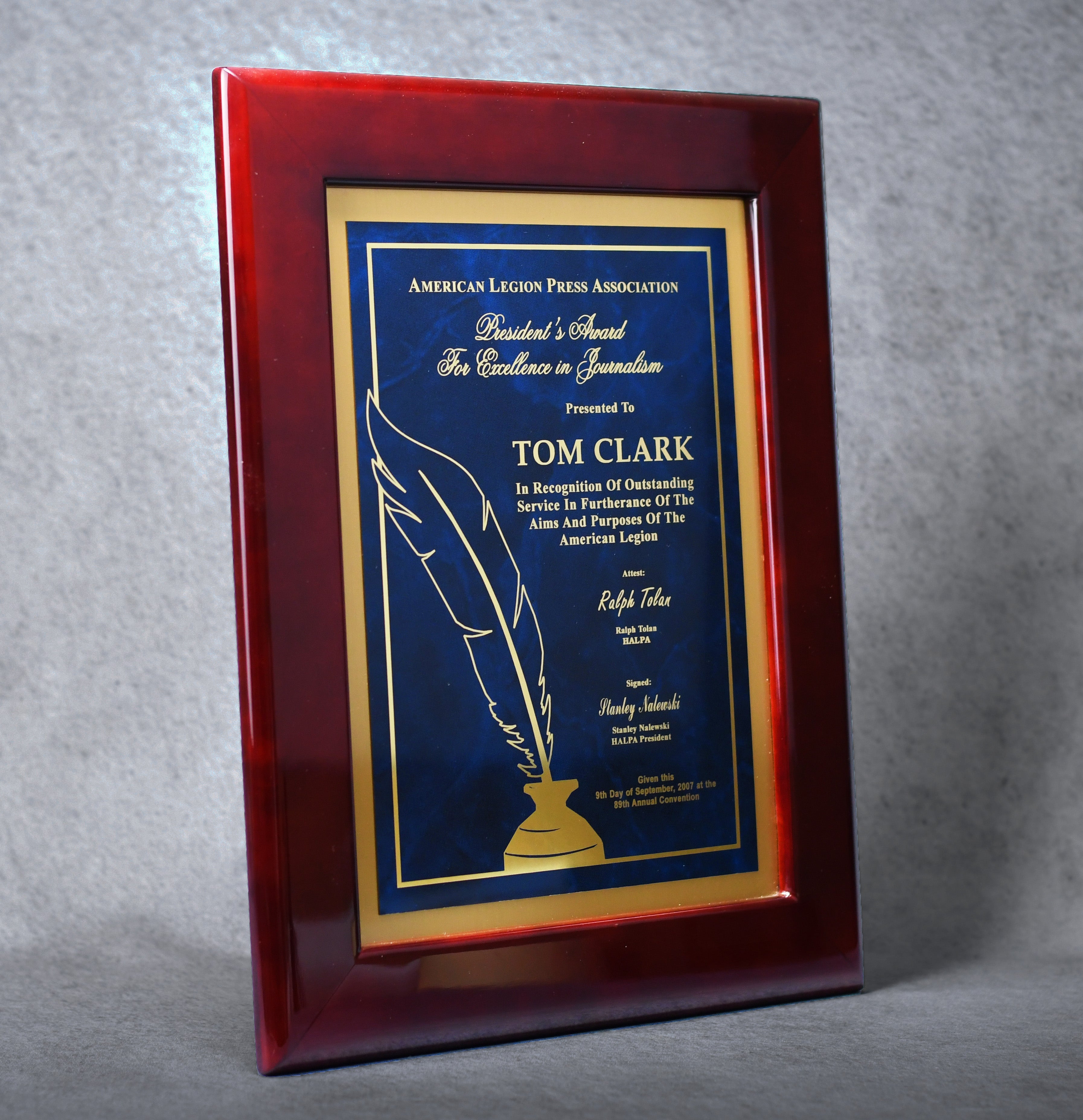 Placa con acabado de piano de palisandro con placa