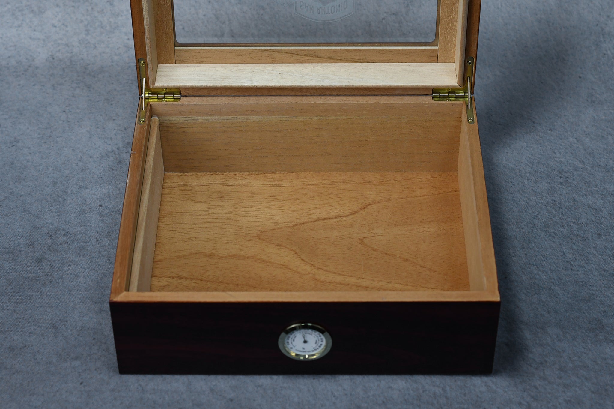 Chalet Glasstop Humidor - Monarch Trophy Studio